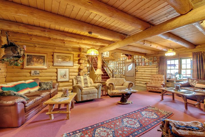 Handcrafted Log Cabin in Candor: Group Getaway!