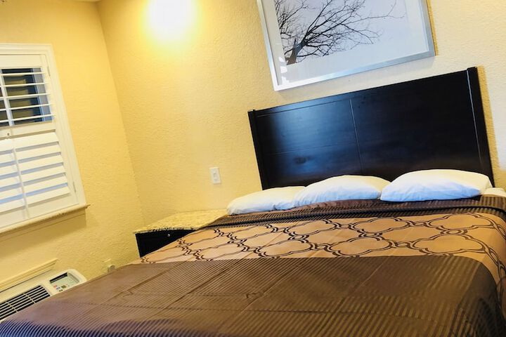Room 13 of 19