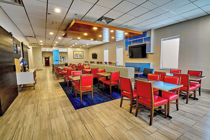 Holiday Inn Express Charleston-Civic Center by IHG