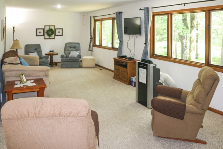 Fishermens Paradise w / Fire Pit on Rice Lake!