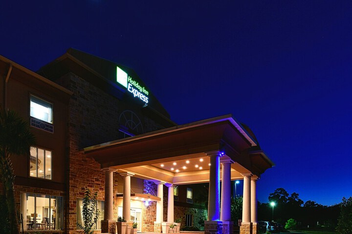 Holiday Inn Express & Suites Fredericksburg by IHG