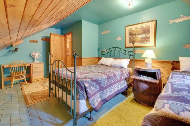 Handcrafted Log Cabin in Candor: Group Getaway!