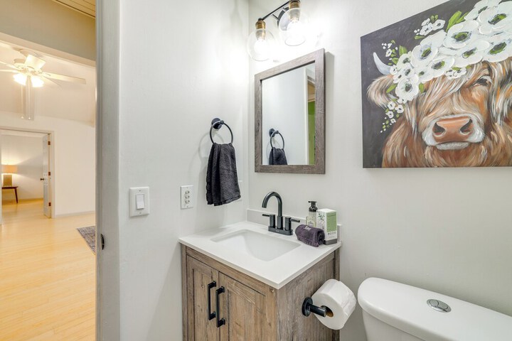 Home w / Trail Access & Fire Pit in Bella Vista!