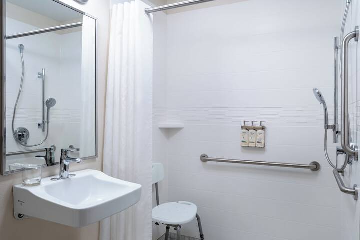 Room 13 of 28