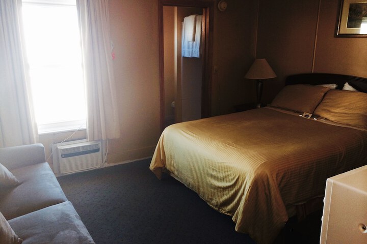 Room 6 of 32