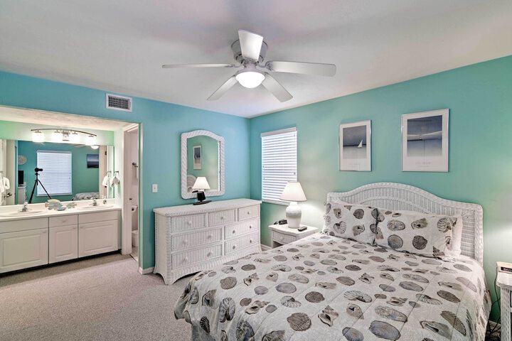 Beachfront Cedar Key Condo w / Pool Spa & Views!