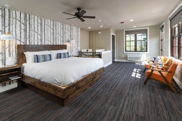 Ski Inn Taphouse Hotel