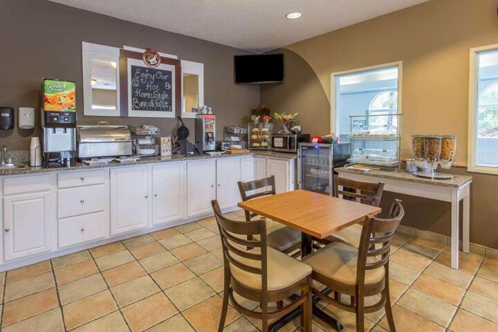 Rock Island Inn & Suites Streator IL