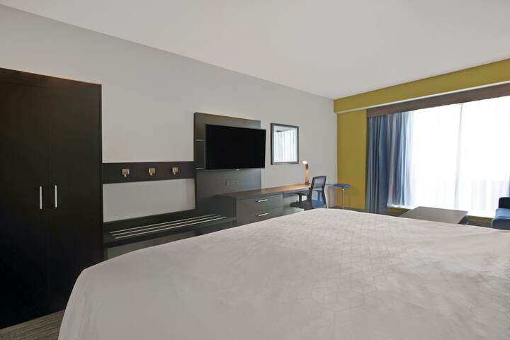 Holiday Inn Express & Suites Milwaukee - Brookfield by IHG