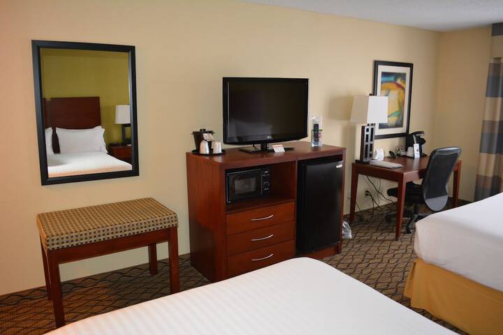 Holiday Inn Express & Suites Lancaster by IHG