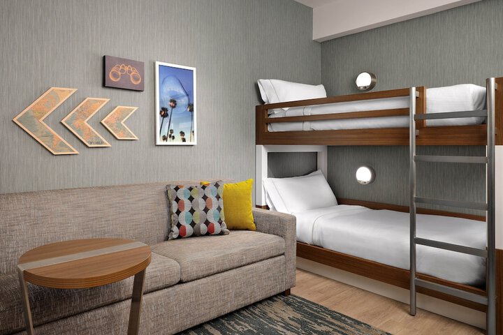 Room 25 of 38