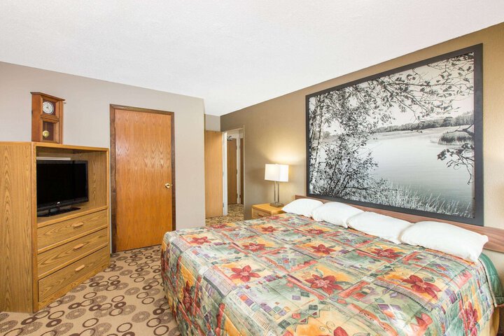 Room 33 of 38