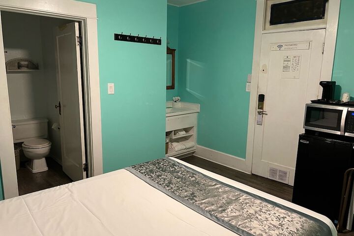 Room 16 of 38