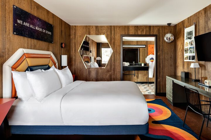 Room 17 of 37
