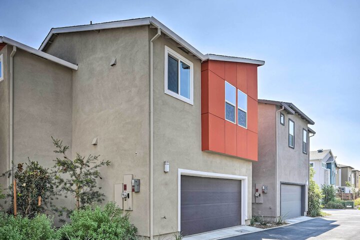 Pet-friendly Elk Grove Retreat w / Balcony!