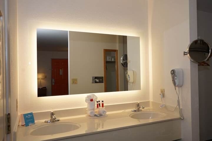 Howard Johnson by Wyndham Salinas