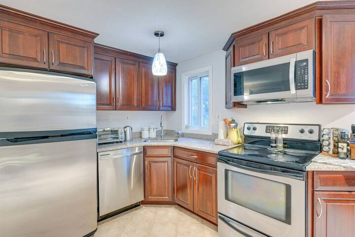 Cozy Dix Hills Apt w / Deck 7 Mi to Beach!