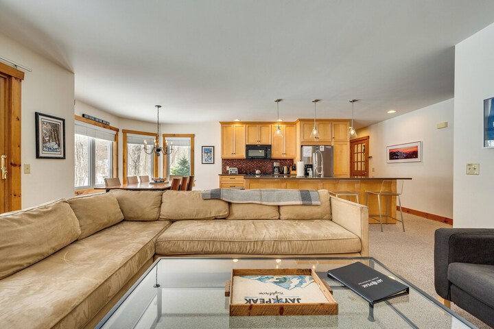Ski-in Resort Family Condo w / Deck at Jay Peak!