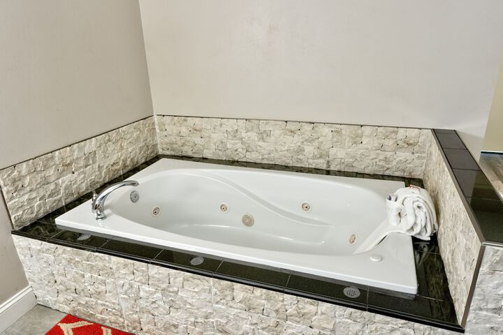 Hot Tub 34 of 36