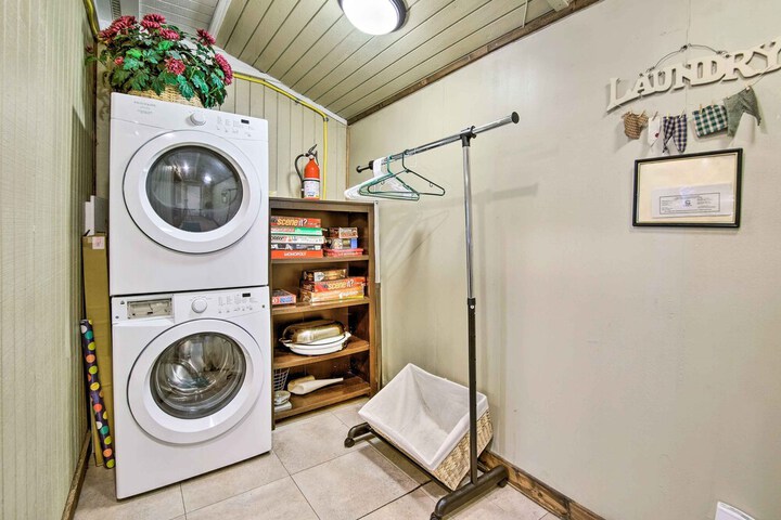 Coos Bay Cottage w / Fireplace & BBQ Patio!