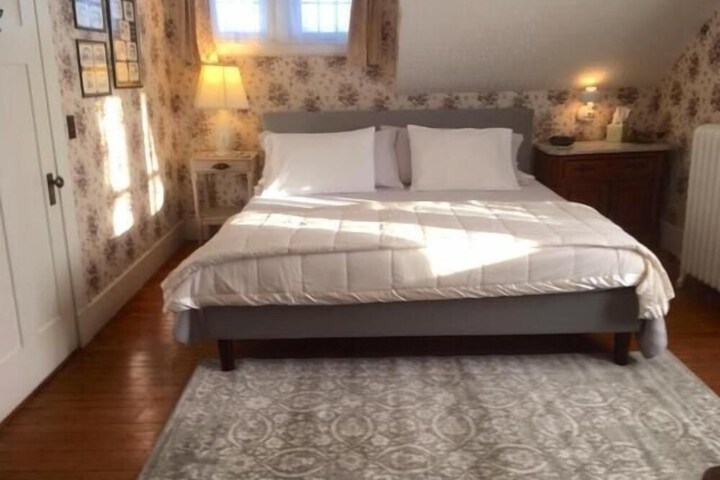 Old Iron Inn Bed and Breakfast