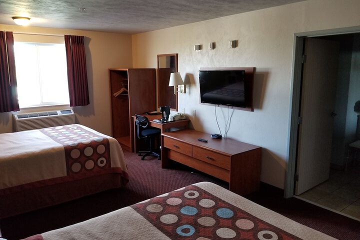 Super 8 by Wyndham Bellingham Airport / Ferndale