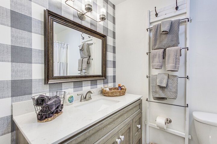 Inviting Home w / Golf Course View in Diamondhead!
