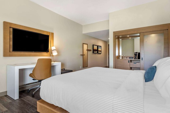 Room 35 of 60