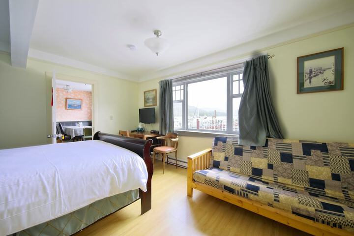 Room 8 of 11