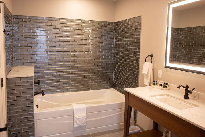 BLU-Tique Akron, a Tribute Portfolio Hotel