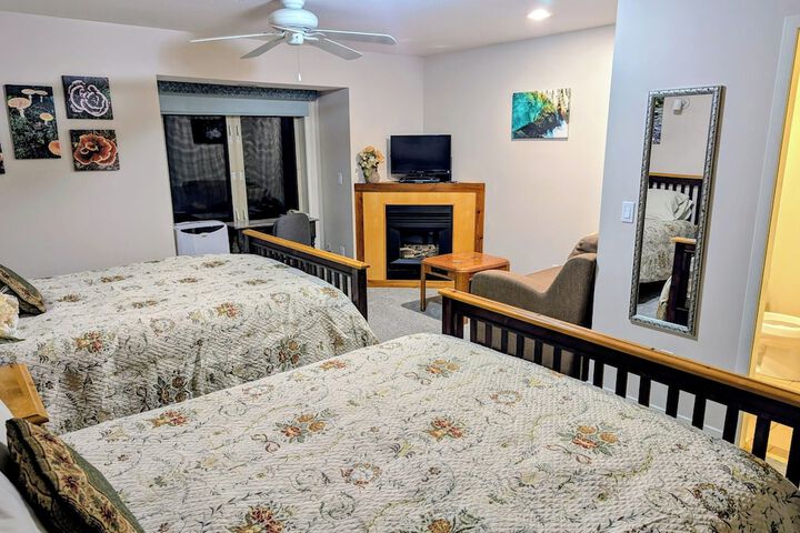 Cedar Wood Lodge B & B