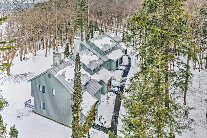 Hartford Escape w / Fire Pit 3 Mi to Ski & Golf!