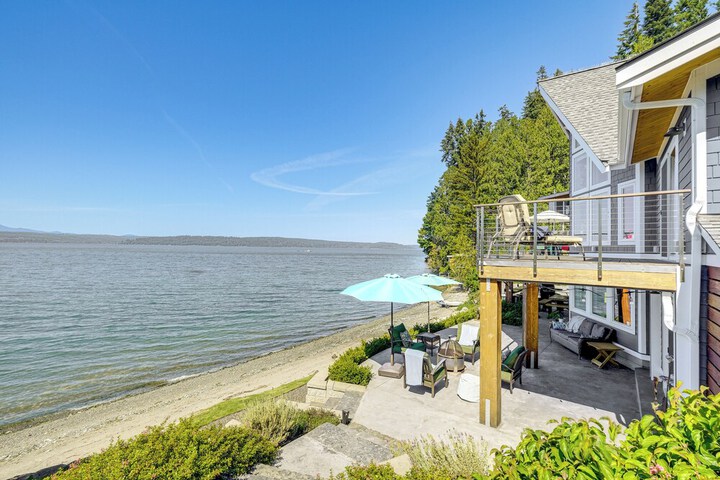 Bayfront Home w / Private Beach in Poulsbo!