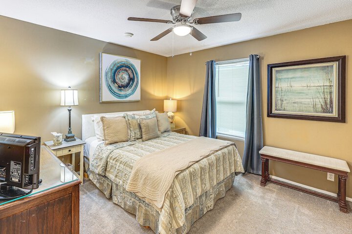 Sunroom & Yard: Charming Hot Springs Home!