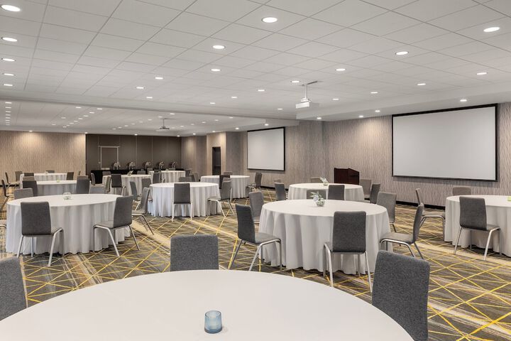 Holiday Inn & Suites Detroit - Troy by IHG