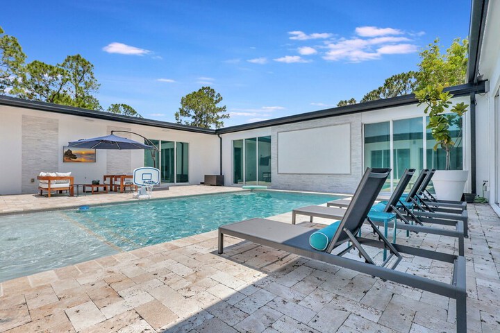 6BR Sleeps 15 Pool BBQ Firepit Games Stables More!