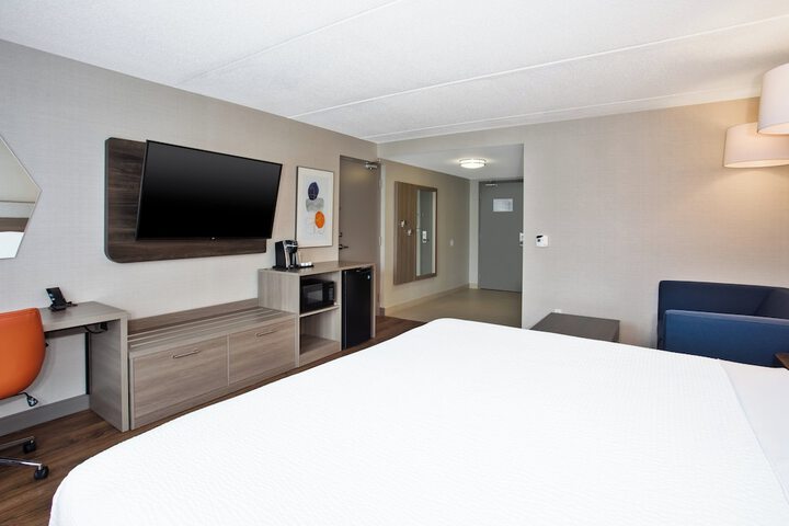 Room 70 of 82