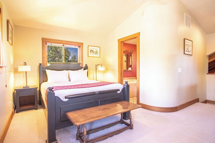 Creekside on Quigley - 3BD Private Home on Trails + Hot Tub
