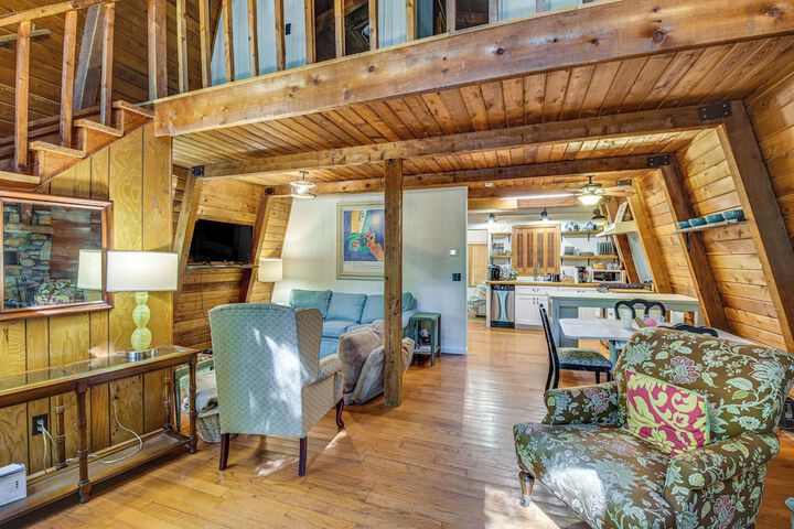 Pet-friendly Lavonia Cabin Walk to Lake Hartwell!