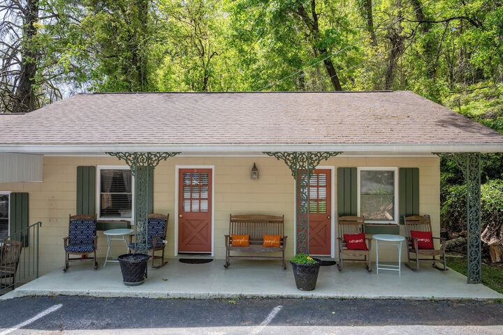 Mountain Aire Cottages Inn & Glamping