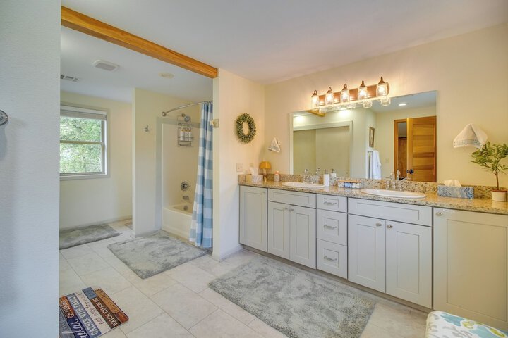 On-site Lake Access: Group Getaway in Afton