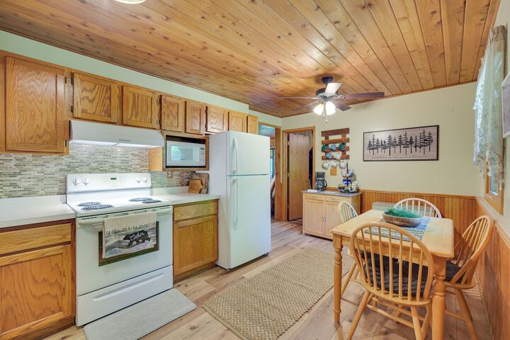 Grill & Fire Pit: Waterfront Cameron Retreat!