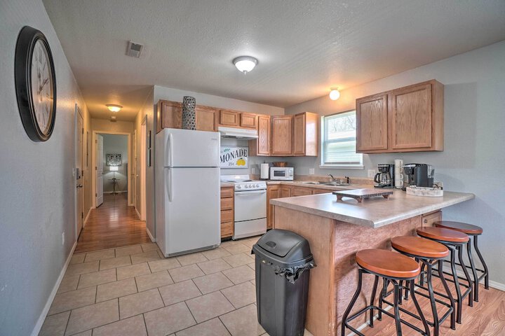 Charming One-level Home w / Deck Walk to Dtwn