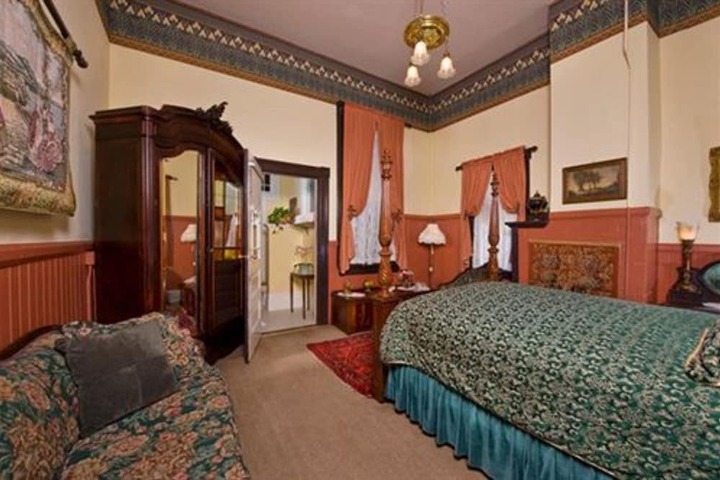 Room 10 of 48