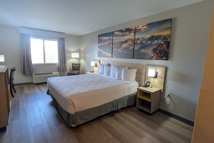 Days Inn & Suites by Wyndham Castle Rock