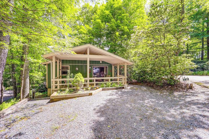 Lake & Pool Access! Outdoorsy Getaway in Newland