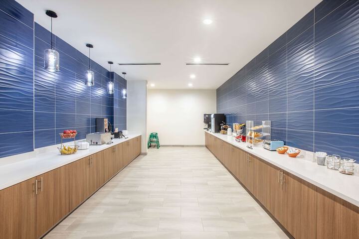 La Quinta Inn & Suites by Wyndham Dallas Duncanville