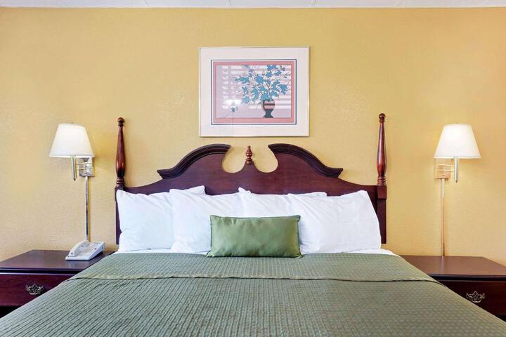 Travelodge by Wyndham Chambersburg