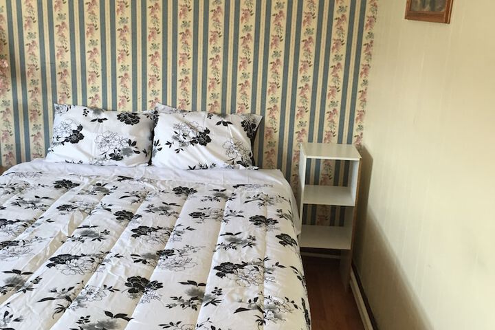 Room 4 of 12