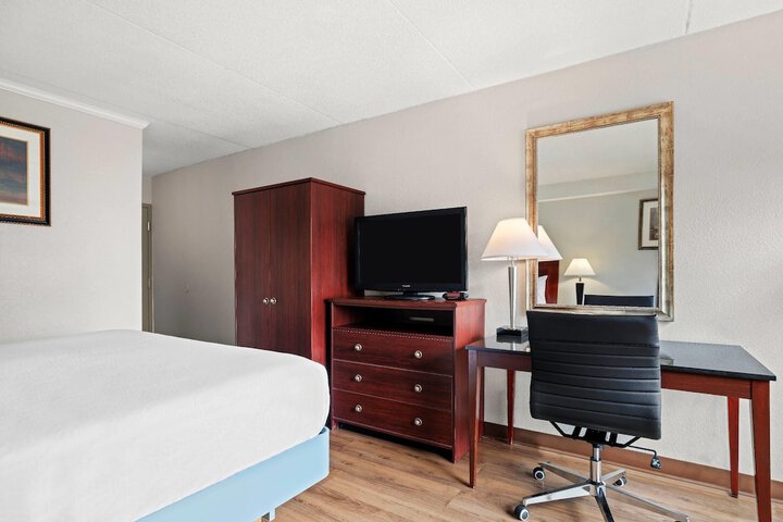 Days Inn by Wyndham Utica